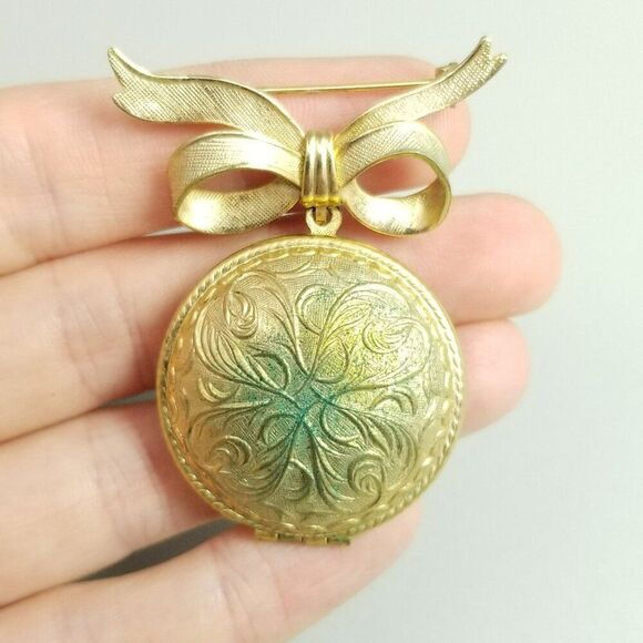 Vintage Round Gold Tone Locket Pendant with Bow Shape Brooch, Photo Estate - Picture 5 of 6